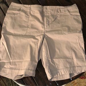 GLORIA VANDERBILT khaki shorts